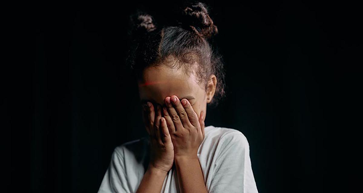 Migraines in children - how neurofeedback can help young girl holding her head in her hands